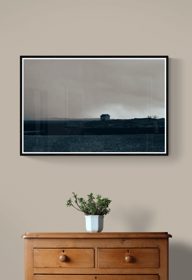 Ensom hytte – Mystisk kystlandskap