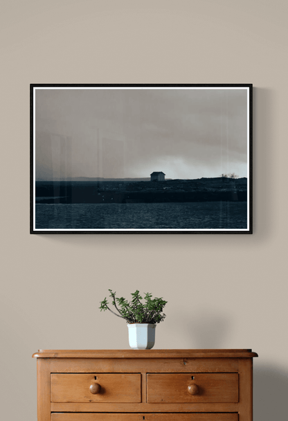 Ensom hytte – Mystisk kystlandskap