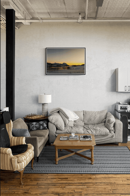Cozy living room featuring Vintermagi artwork of a sunset over a snowy landscape.