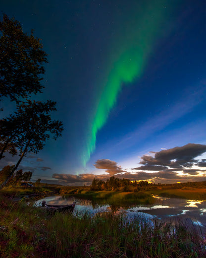 Nordlys over båt Helgeland