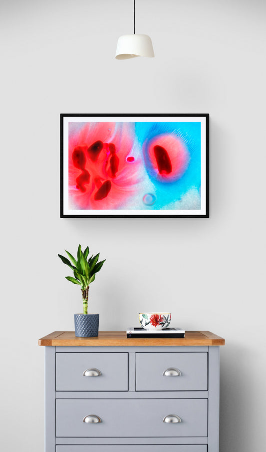 Minimalistisk abstrakt kunstplakat – Rød og blå flytende kontrast
